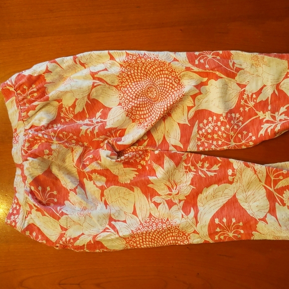 Gap floral patterned coral and ivory joggers. Size 5 - Picture 4 of 9